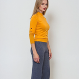 Pulover cu mânecă scurtă ?i nasturi aurii galben