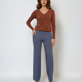 Jachetă basic cu decolteu ?i nasturi maro