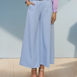 Pantaloni largi din vâscoză cu pense și curea inclusă bleu