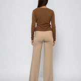 Jachetă basic cu decolteu ?i nasturi beige