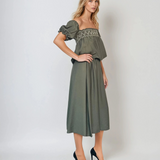 Rochie cu elastic în talie și bust, purtată pe umeri kaki