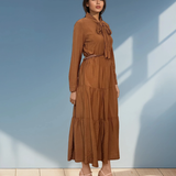 Rochie lungă cu legătură la guler și curea maro