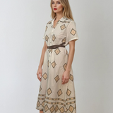 Rochie lungă din bumbac cu broderie geometrică și curea alb
