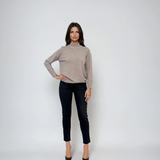 Pulover cu colier decorativ din perle si paiete gri