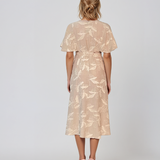 Rochie lungă cu flori brodate și mâneci scurte ample beige