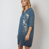 Rochie scurtă tip hanorac cu glugă croșetată și print floral albastru jeans