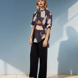 Cămașă lejeră asimetrică cu print negru