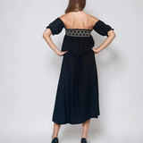 Rochie cu elastic în talie și bust, purtată pe umeri negru
