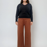 Pantaloni lungi cu pense și buzunare maro