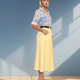 Fustă midi cu buzunare și pliuri galben