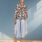 Bluză plisată cu print floral și mânecă lungă bleumarin