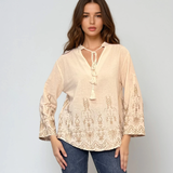 Bluză tip ie din bumbac cu broderie aurie și mânecă lungă crem