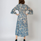 Rochie lungă cu print floral și mânecă clopot albastru jeans