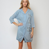 Rochie scurtă tip hanorac cu glugă croșetată și print floral bleu