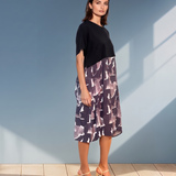Rochie largă cu mânecă scurtă și print geometric gri