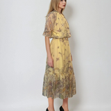 Rochie lungă din voal fluid cu volan jos și print floral galben
