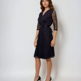 Rochie midi mov cu mâneci 3/4 din dantelă, elegantă pentru evenimente mov