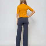 Pulover cu mânecă scurtă ?i nasturi aurii galben