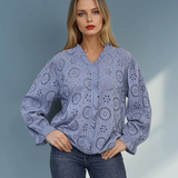 Bluză cu broderie spartă și volan la guler albastru-jeans