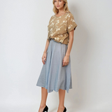 Tricou cu flori brodate și șiret în talie beige
