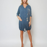 Rochie scurtă tip hanorac cu glugă croșetată și print floral albastru jeans