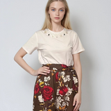 Tricou cu colier din perle și flori din tull alb