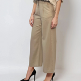 Pantaloni evazați cu fermoar și buzunare beige