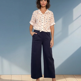 Pantaloni drepți cu dungă pe picior și buzunare bleumarin
