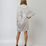 Rochie scurtă tip hanorac cu glugă croșetată și print floral alb