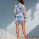 Rochie scurtă din voal cu print floral albastru