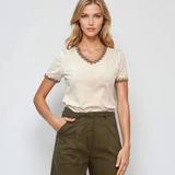 Tricou cu broderie rustica pe maneca si decolteu alb