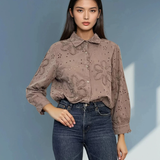 Bluză cu broderie în relief grej