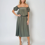 Rochie cu elastic în talie și bust, purtată pe umeri kaki