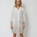 Rochie scurtă tip hanorac cu glugă croșetată și print floral alb