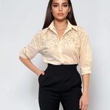 Cămașă din bumbac cu broderie pe umeri  și  croială lejeră crem