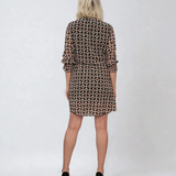 Rochie scurtă cu print geometric și guler lejer beige