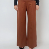 Pantaloni lungi cu pense și buzunare maro