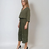 Pantaloni 3/4 din in cu broderie florală și buzunare kaki