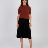 Fustă midi evazată din tricot negru PN139