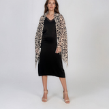 Şal cu imprimeu leopard şi franjuri off-white