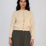 Jachetă scurtă din tricot cu nasturi şi volănaşe crem PN116