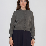 Jachetă scurtă din tricot cu nasturi şi volănaşe gri PN116