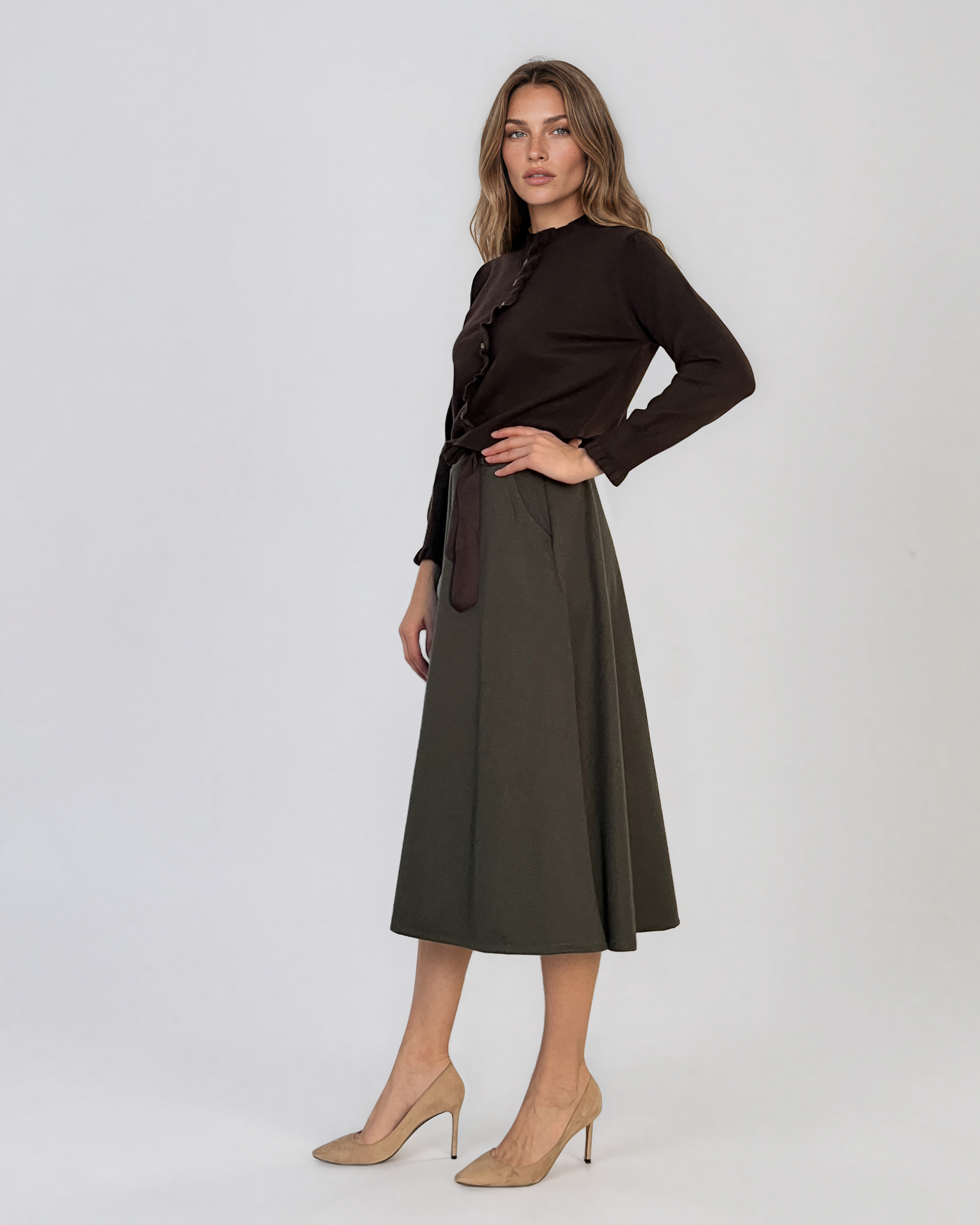 Jachetă scurtă din tricot cu nasturi şi volănaşe maro PN116