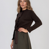 Jachetă scurtă din tricot cu nasturi şi volănaşe maro PN116