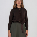 Jachetă scurtă din tricot cu nasturi şi volănaşe maro PN116