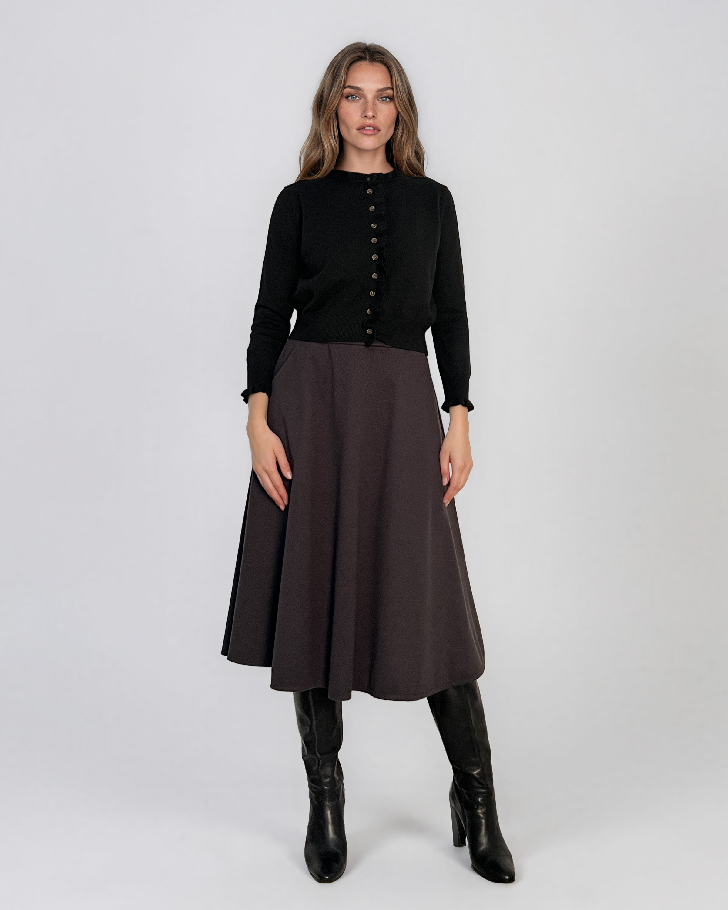 Jachetă scurtă din tricot cu nasturi şi volănaşe negru PN116