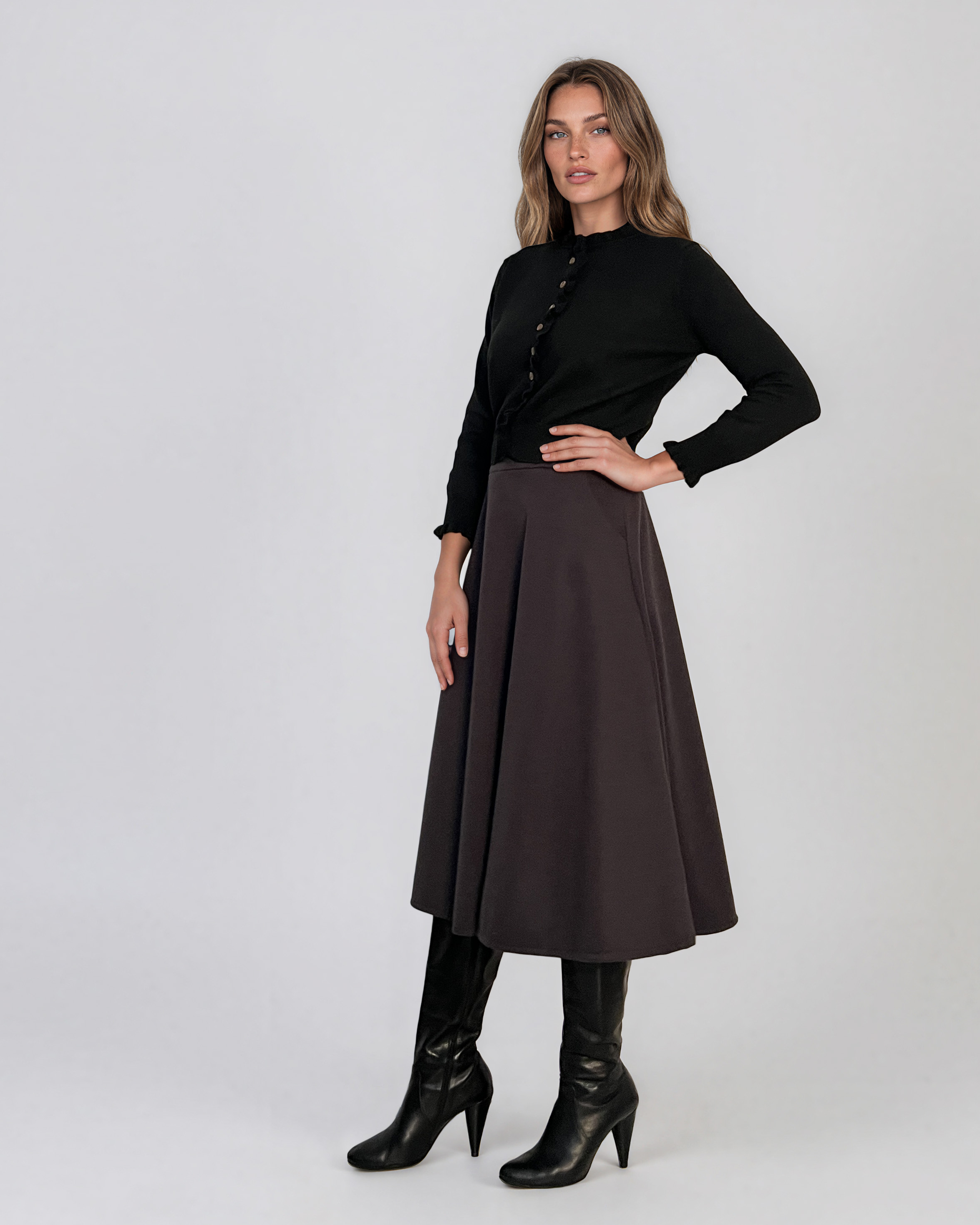 Jachetă scurtă din tricot cu nasturi şi volănaşe negru PN116