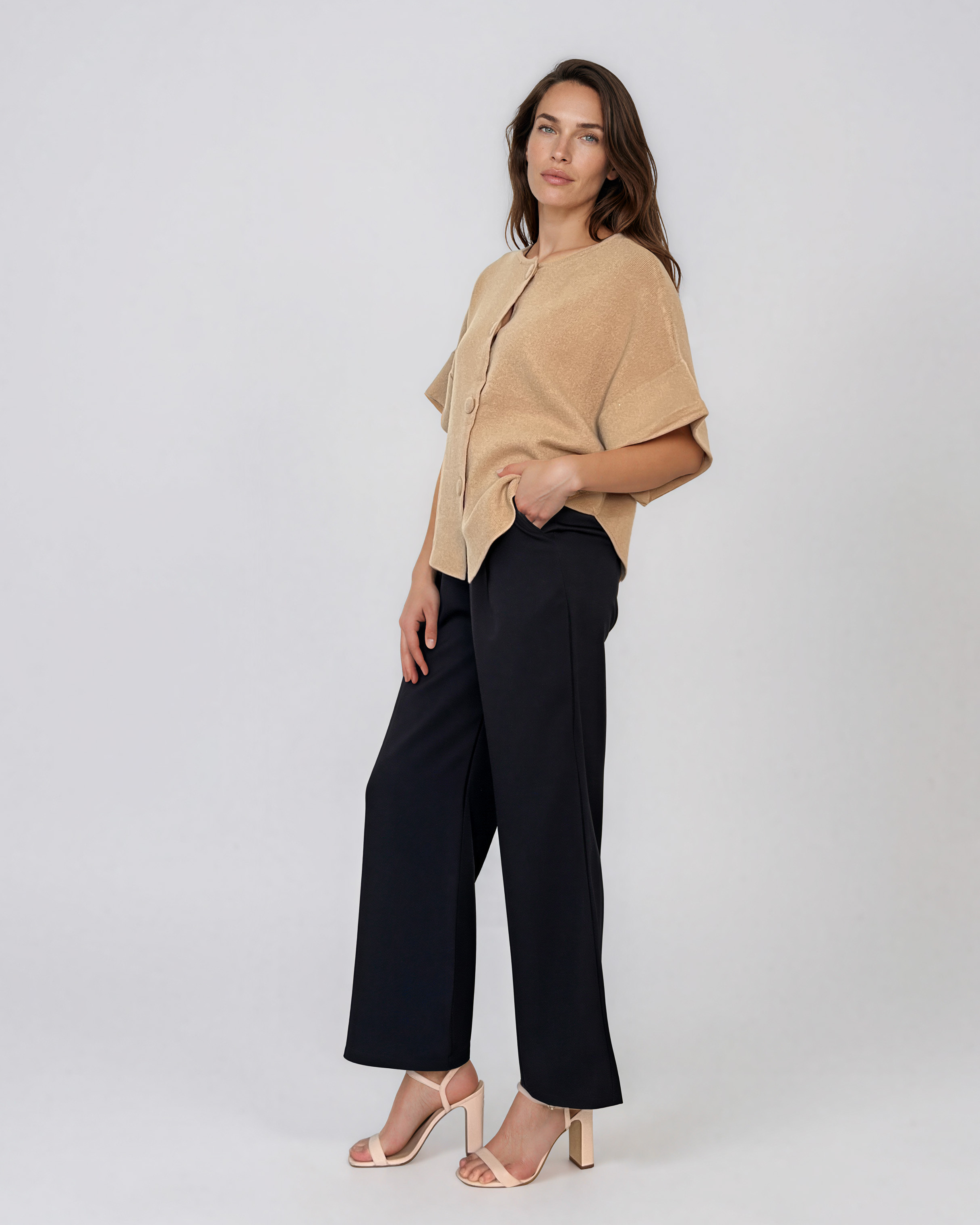 Jachetă tricotată cu nasturi şi mânecă scurtă largă beige PN106