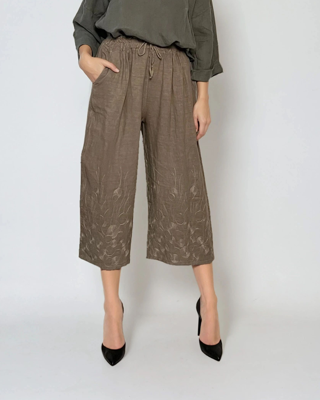 Pantaloni 3/4 din in cu broderie florală și buzunare grej 