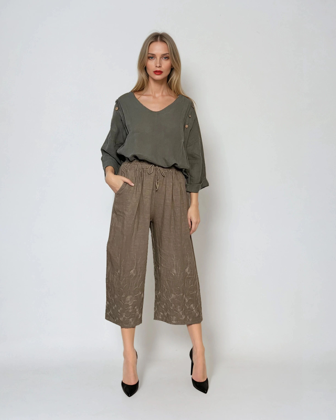Pantaloni 3/4 din in cu broderie florală și buzunare grej 